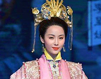 此女17岁成皇后，一生享尽荣华富贵活了71岁