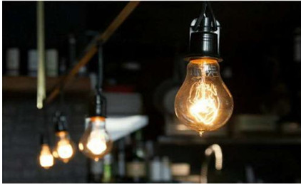 中国的第一盏电灯出现在什么时候？是谁最先开始使用的？
