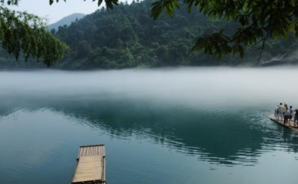 南乡子·渌水带青潮描绘了什么场景？该宋词如何赏析？