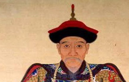 以吴三桂为首起兵作乱的三位藩王中，谁才是第一个投降的？
