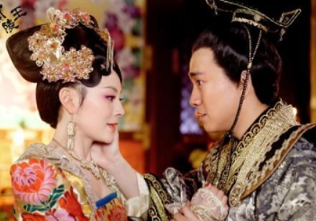 高纬为什么要让冯小怜躺在躺在桌子上供大臣观赏？原因是什么