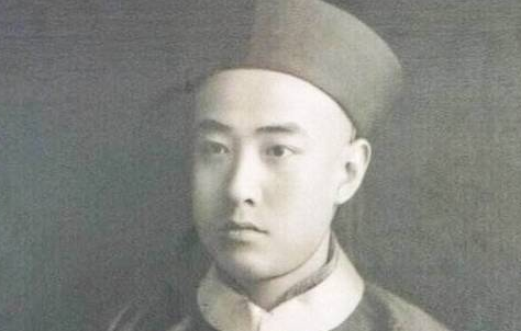 庆亲王载振的晚年生活如何？除了听戏别的什么也不干