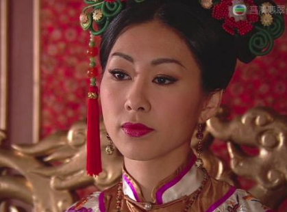 她入宫后深得宠爱，生三个女儿却被连降三级