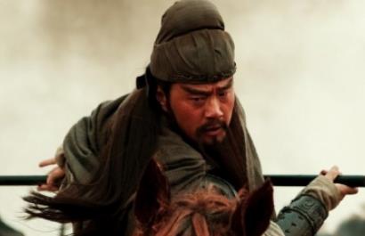 “五虎上将”之首的关羽，为何一直以曹操给的爵位自居？