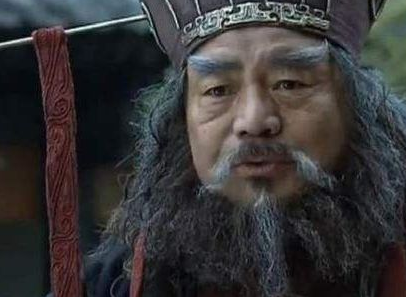 三家分足而立之前董卓本来有称帝的机会 只可惜信错了一个人