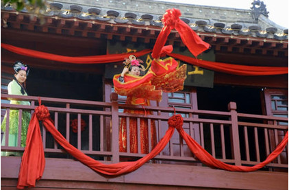 绣球招亲是怎么来的？真实的古代抛绣球是什么样子？