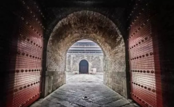 古代城门的设计都有哪些讲究？为何都朝里开呢？
