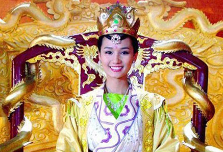 越南史上唯一一位女皇帝李天馨，看似传奇的一生，实则任人摆布