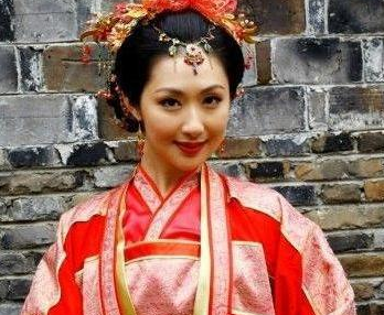 她是貌美如花的女将军，为嫁心上人还主动投降献城