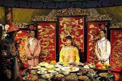 古代皇帝吃剩下的菜饭都是怎么处理的 宫女和太监靠其中一种发了财