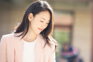 《三十而已》中顾佳是如何从全职太太变成职场强人的？