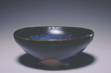 龙泉窑瓷器：宋代著名的瓷窑之一，烧造历史达七八百年之久