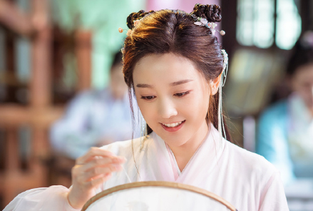 《倾世锦鳞谷雨来》主演是谁？后期有配音吗