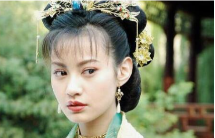 她是童年阴影，扮演江玉燕让人痛恨不已，生活中竟如此善良 