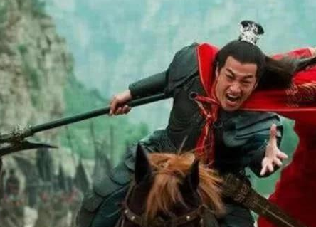 曹操在杀吕布的时候 为什么谁都没有问却只问刘备一人