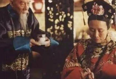 为什么清朝大臣要装病不陪慈禧听戏？原因是什么