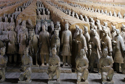 都说秦始皇是暴君，为什么他用兵马俑作为殉葬品而不是活人殉葬呢？