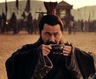 袁绍统一河北时有勇有谋，为什么在官渡之战面对曹操却优柔寡断？