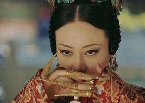 清朝妃嫔手上戴的手指套是什么作用？不会不方便吗？