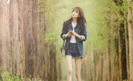 《与晨同光》女主的扮演者是谁？她还有别的作品吗？
