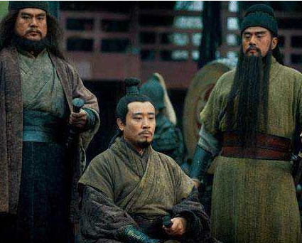 桃园三结义中刘备被称为兄长刘备的年纪是否是最大的
