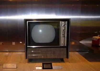 中国的电视机最早出现在什么时候？多少钱一台？