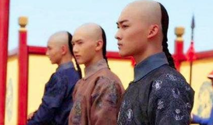 他是皇上嫡子，本来前途光明却被生母牵连失了宠