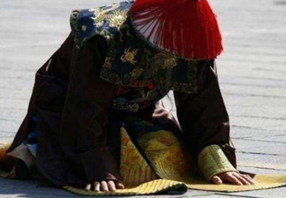 直隶总督刘于义，最后是怎么死的？奏事时跪的太久导致的死亡