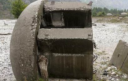 阿尔巴尼亚修建17万个碉堡是怎么回事？霍查用尽一生在干这件事情！