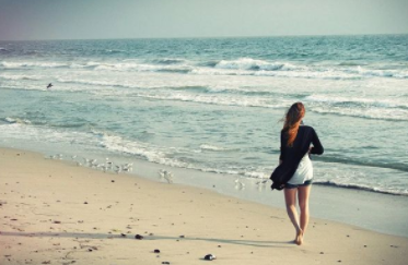 梦到“沙滩漫步”有哪些寓意？代表了怎样的心理？