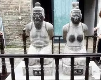 秦桧的老婆王氏的跪像为什么也在岳飞的墓前？王氏对岳飞做了什么？