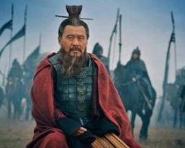 曹操面对文丑的突然偷袭，是怎么击退敌军的？用的是什么办法？
