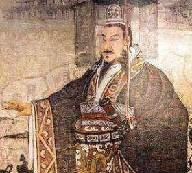 在秦国，秦始皇是怎么推行自己的政令的？靠的是什么
