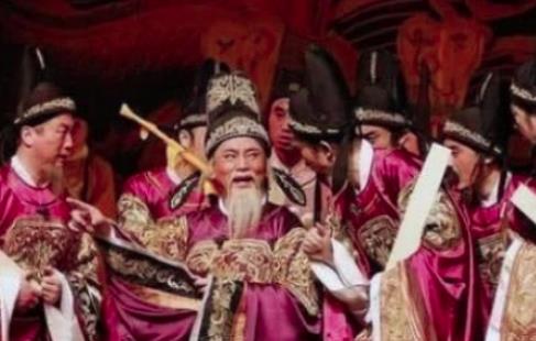 大臣们半夜三点就出门上朝，那他们什么时候吃早饭？
