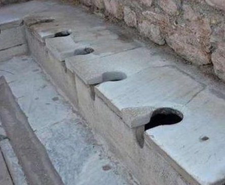 古代上厕所究竟是一种什么体验 很有可能有生命危险