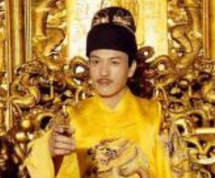 皇帝龙袍太金贵，古代历史上是怎么处理的？用的什么方法