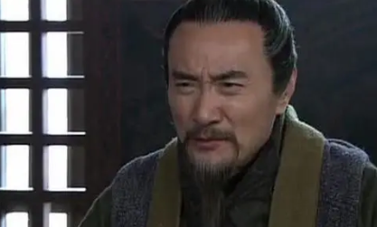 他是蜀汉朝廷的重要人物，为何叫人殴打妻子？