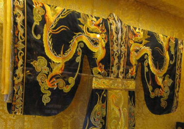 秦始皇的龙袍为什么用黑色而不是金黄色呢？