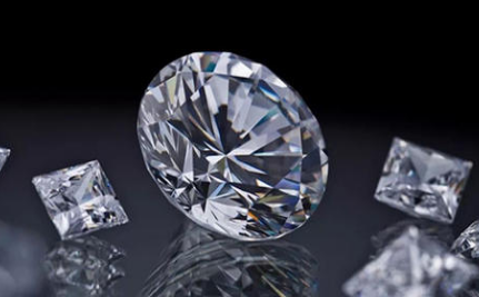 与天然钻石不同的是，现代技术如何鉴别人造钻石？