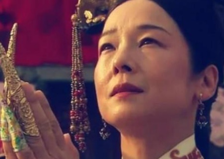 清朝妃子为什么喜欢戴着长长的指甲套 除了美观外还有什么原因存在