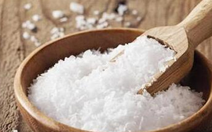按照明代“纲盐制”，持有盐引的商人按地区分为多少个纲？