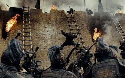古代攻城战守城士兵为什么要丢石头 直接推倒梯子不行吗