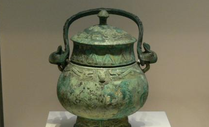 卣属于中国古代酒器之一，其外观上大部分是什么形状？