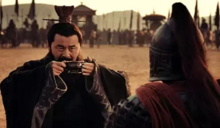 曹操已然决定处决吕布，为何还多此一举问了身旁的刘备？