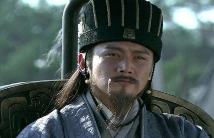 魏延作为刘备手下的大将，诸葛亮为何却选择培养姜维？