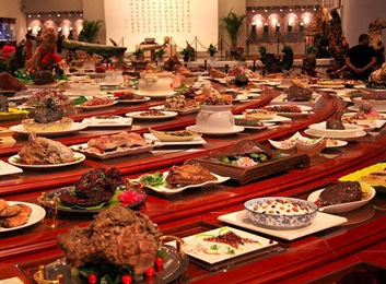 清朝的皇帝们是怎么吃饭的？他们的饮食标准是怎样的？