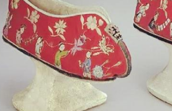 在古代，清朝妃嫔穿花盆底鞋有何作用？有一个重要原因