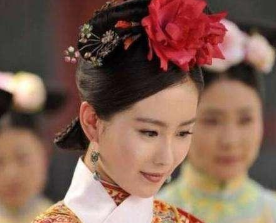 清朝妃子的服饰与其他朝代有什么不同？她们脖子上的白领子是什么？