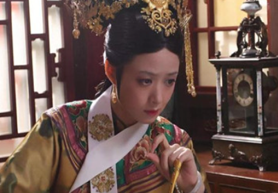 清朝皇室的女子脖子上的白色围巾是什么作用？