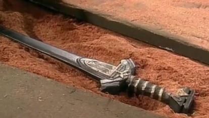 玄铁重剑在小说中的原文描写是什么样的 剑的主人的一共有几个